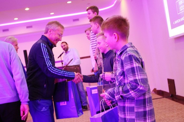 Walter Hofer, dyrektor FIS wręcza nagrody młodym skoczkom