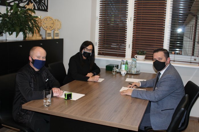 Burmistrz Tomasz Bujok, prezes WOT Karolina Wantulok i członek zarządu Wiślańskiego Klastra Turystycznego Tomasz Derwich