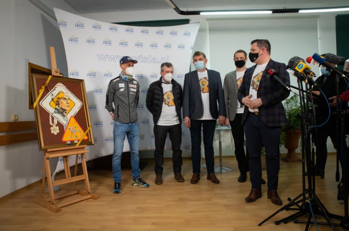 Burmistrz Tomasz Bujok gratulujący mistrzowi