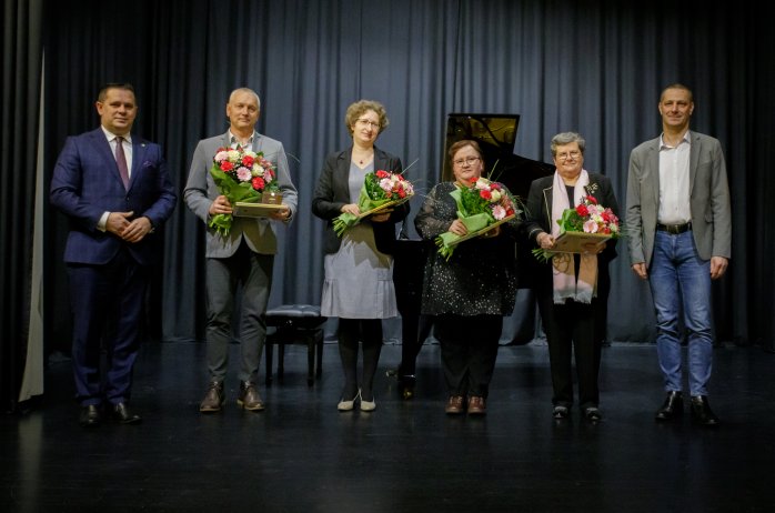 Zespół Redakcyjny Monografii Wisły wraz z burmistrzem Tomaszem Bujokiem oraz przewodniczącym Januszem Podżorskim