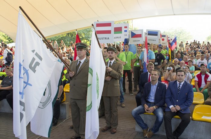 Wejscie flag i tabliczek reprezentacji na amfiteatr