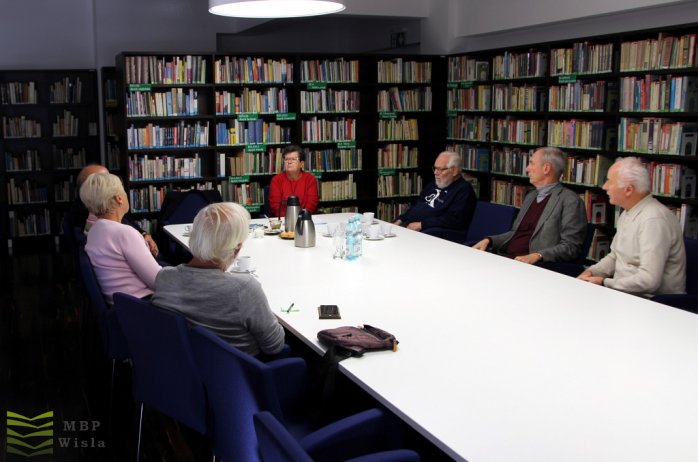 Spotkanie grupy dyskusyjnej w bibliotece
