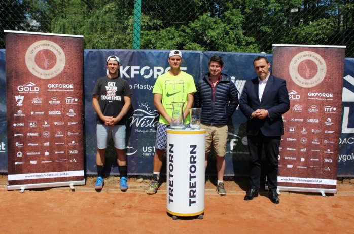 Pamiątkowe zdjęcie oficjeli i finalistów