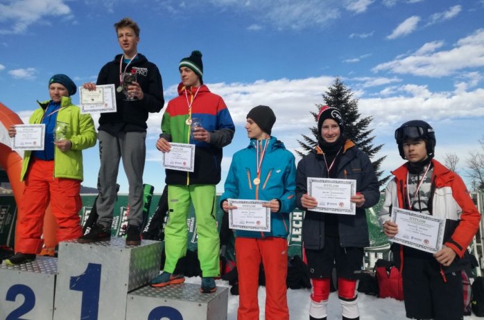 Najlepsi zawodnicy w katgorii szkół gimnazjalnych na podium