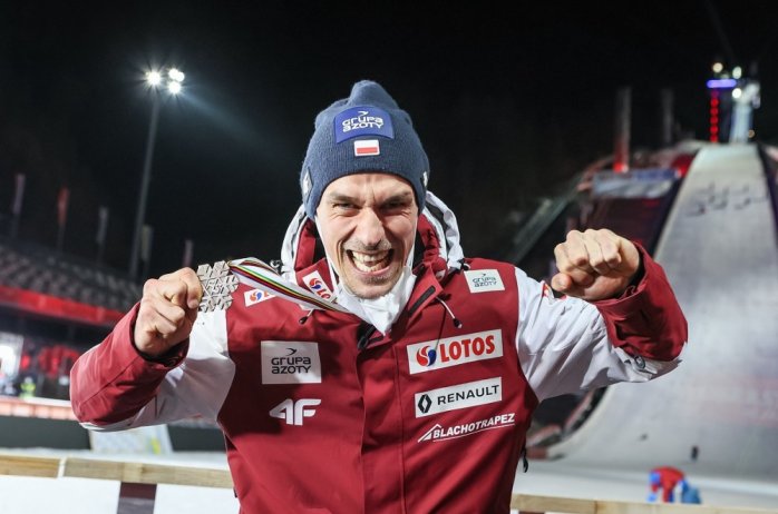 Piotr Żyła na ceremonii medalowej w Oberstdorfie