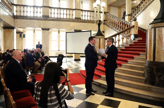 Burmistrz Tomasz Bujok odbiera promesę z rąk władz województwa sląskiego - fot. Śląski Urząd Wojewódzki w Katowicach