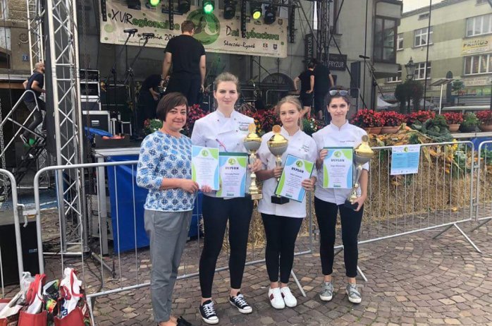 Laureatki konkursu z opiekunem i pucharami