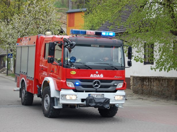 Wóz strażacki OSP Wisła Centrum jedzie na sygnale na akcję