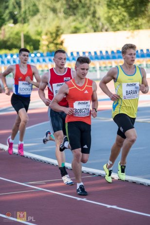 Radosław Sobczyk (pomarańczowa koszulka) w biegu na 1500 metrów