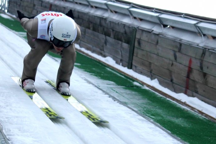 Piotr Żyła na rozbiegu skoczni w Malince