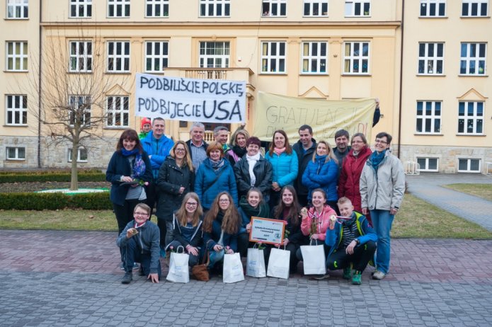 Pamiątkowe zdjęcie przed szkołą