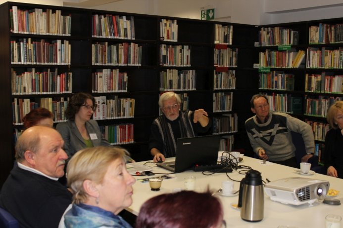 Fragment spotkania grupy dyskusyjnej w bibliotece