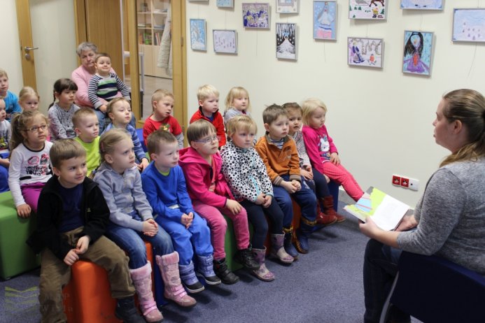 Bibliotekarka czyta dzieciom podczas "Czytania na śniadanie"