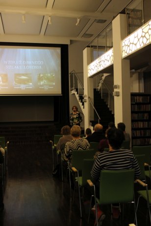 Zdjęcie z prezentacji filmu dokumantalnego w bibliotece