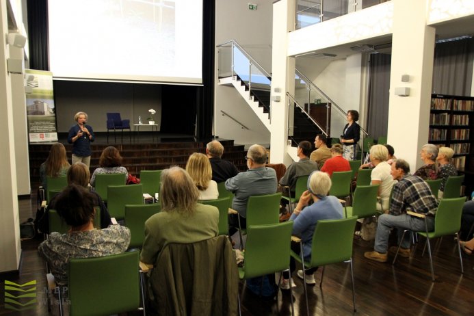 Fragment spotkania w bibliotece