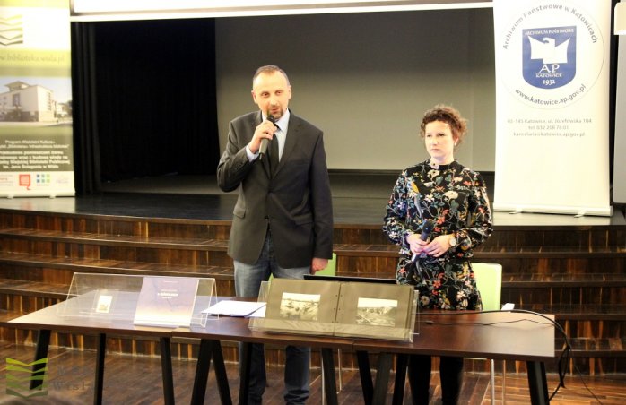 Pracownicy Archiwum Państwowego w Katowicach prezentujący wydawnictwo pt. „U źródeł Wisły. Katalog wystawy”