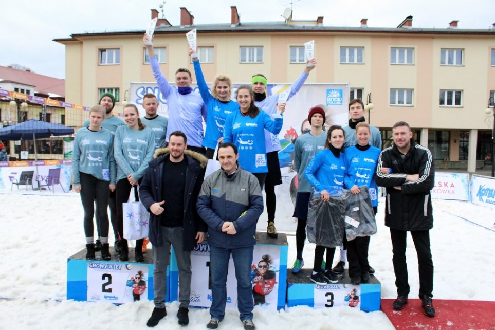 Pamiątkowe zdjęcie najlepszych uczestników turnieju Snow Volley w Wiśle