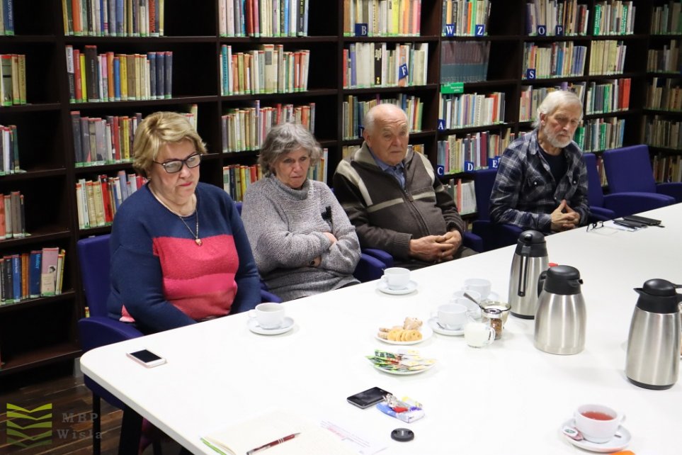 Spotkanie grupy dyskusyjnej w bibliotece